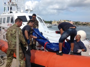 Tragedia a Lampedusa,continua il recupero dei cadaveri,centinaia di dispersi