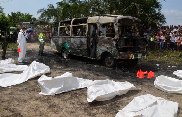 Tragedia in Colombia, autobus in fiamme