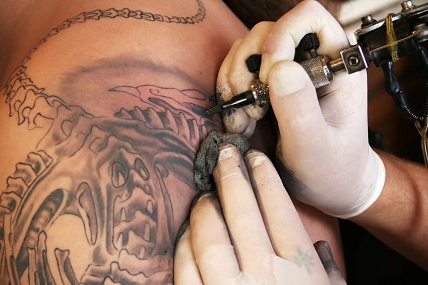Anzio, tentata estorsione per un tatuaggio