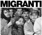 migranti con scritta